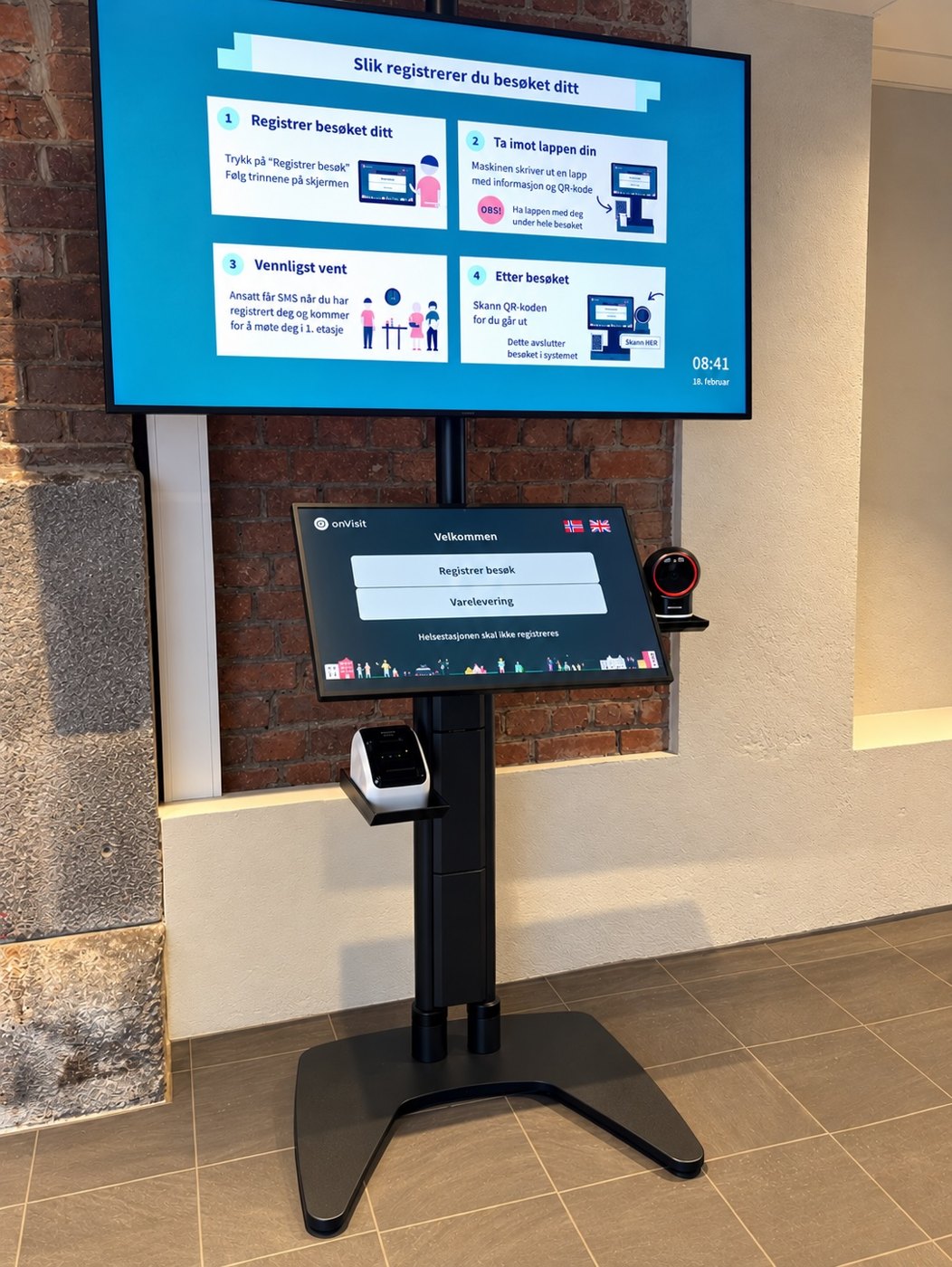 onVisit besøkskiosk i et kommunalt mottak: registreringsskjerm med valgene Registrer besøk og Varelevering, QR-skanner og etikettskriver, og infoskjerm som viser hvordan besøket registreres